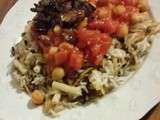 Koshari Egyptien riz aux oignons frits, pois chiches et sauce tomates