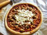 Pizza al tonno e capperi, olive, mozzarella (pizza au thon et câpres, olives, mozzarella)