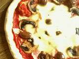 Pizza reine ou regina maison facile, aux champignons, jambon, olives et mozzarella