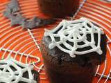 Cupcakes au chocolat et toile d'araignée pour Halloween