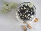Granola yaourt grec myrtilles et fleurs de sureau