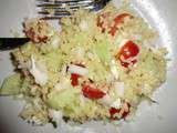 Salade de boulgour, tomates, concombres, oignons blancs et chèvre