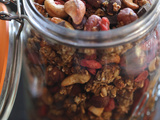 Muesli croustillant sans sucre aux fruits secs, baies de goji et chocolat