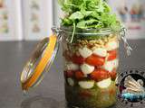 Salade tomates, mozzarella au pesto dans un bocal