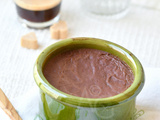 Crème aux œufs au chocolat noir comme des œufs au lait