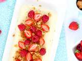 Terrine au yaourt grec, crumble aux amandes & fruits rouges