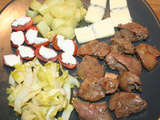 Assiette complète : tomates-brandade, foies de poulet- salade de pdt et endive, morbier