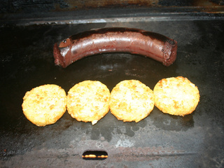 Boudin noir de Mortagne aux ognons et rösti à la plancha