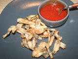 Cuisses de grenouille marinées à la plancha et sauce ketchup épicée muy caliente