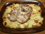Jarret de veau au four sur pommes de terre et ognons
