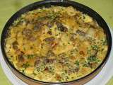 Omelette aux pommes de terre, boeuf haché et ciboulette