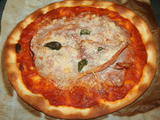 Pizza Jambon cru italien, pesto rosso, parmesan