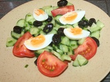 Salade de concombre, tomates, œufs, olives noires