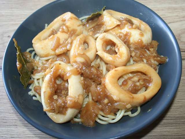 Recette Spaghettis à l'encre de seiche, crevettes et encornet et