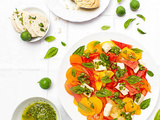 Salade Caprese aux fruits d’été, chimichurri au basilic et mozzarella de cajou
