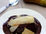 Bowlcake à l'avoine, poire et coulis de chocolat