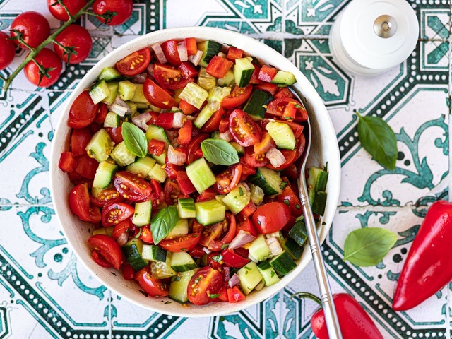 Salade au poivron, concombre et oignon doux - Recette