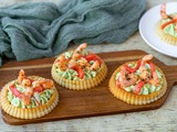 Tartelettes moelleuses à l'avocat, saumon fumé et crevettes