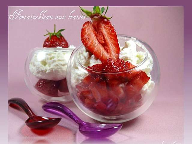Faisselle aux fraises et à la crème fouettée