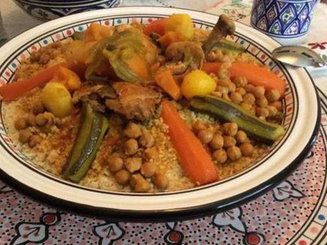 https://recettes.de/images/blogs/amour-de-cuisine-chez-soulef/couscous-algerien-au-poulet.640x480.jpg