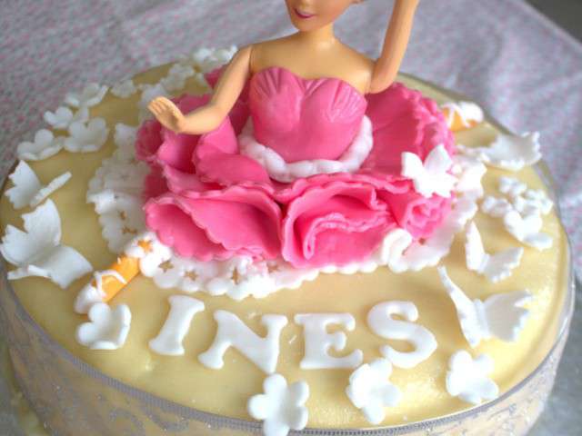 Gâteau poupée barbie en pâte à sucre par Papilles-on-off. Une