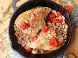 Poitrines de poulet poêlées à une casserole avec tomates cerises et haricots blancs