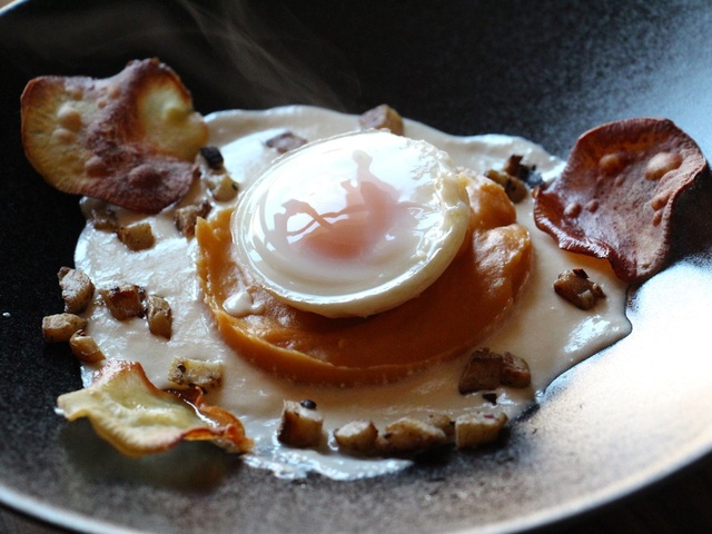 Patates douces au four, œuf sur le plat et lard - Recette