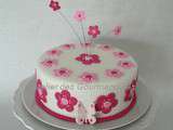 Gâteau rose pour une jeune fille, en pâte à sucre