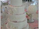 Wedding cake, dentelles et roses en sucre