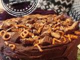 Gâteau au chocolat dans un bol avec ganache au chocolat et beurre d’arachide