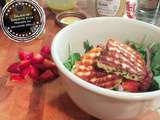 Salade de roquette et de fraises au halloumi grillé