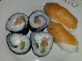 Makis saumon fumé avocat avec recette de riz à sushis : fait maison