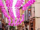 Ruelles d'Albi avec ses parapluies rose