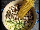One pot pasta courgettes, champignons & petits pois