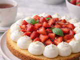 Tarte nuage aux fraises, chantilly mascarpone basilic & biscuit madeleine citronné