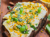 Bruschetta burrata basilic pistaches et miel