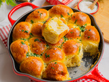 Petits pains au fromage ail et herbes (Pull-apart buns)
