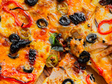 Pizza thon, poivrons et tomates séchées