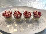 Crème chocolats blancs garnis de fraise et copaux de chocolat