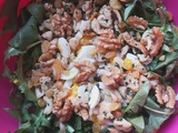 Salade de pissenlits, dinde grillée, œufs durs et fruits secs