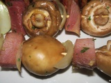 Brochettes de champignons et noix de jambon marinées , à la plancha