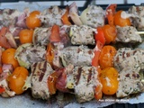 Brochettes de filet mignon de porc marinées à la poitrine fumée, tomates et poivron, à la plancha