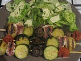 Brochettes de légumes et roulades de poitrine fumée, au grill-plancha