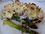 Cassolettes d'asperges vertes fraîches aux noix de Saint-Jacques et crevettes gratinées à la crème épaisse - light