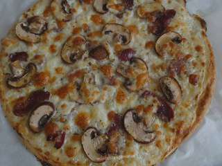 Pizza blanche au magret fumé, champignons et mozzarella