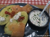 Pomme de terre au four , saumon fumé et fromage blanc à la ciboulette et aux tomates séchées