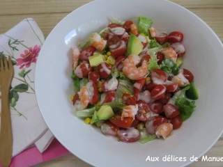 Salade à l'avocat, tomates cerises et crevettes