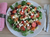 Salade à la truite fumée, betterave, concombre et fraises