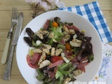 Salade au poulet, bacon, tomates cerises et avocat