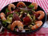 Salade composée à l'avocat, crevettes, jambon cru et légumes grillés